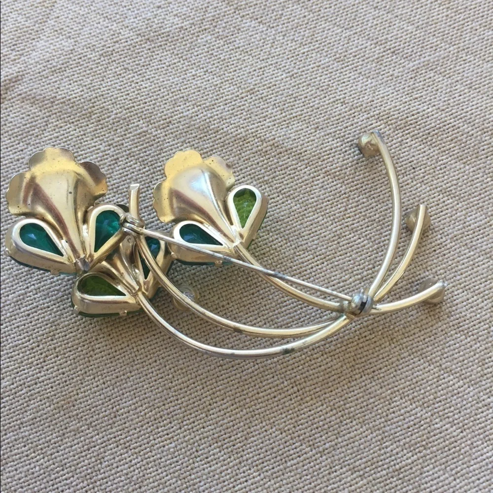 Vintage flower Brooch Green Stones Large B1